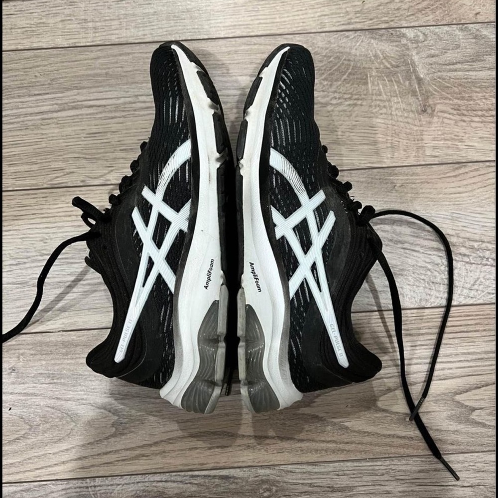 ASICS everyday comfort amplifoam tennis shoes